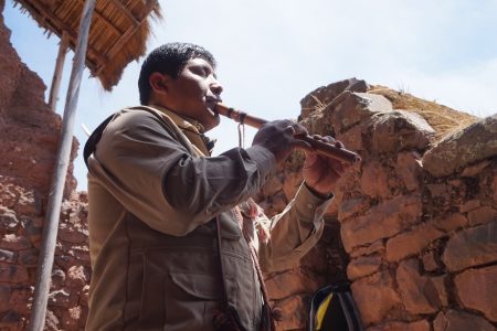 Ludność Quechua w Peru - tradycyjny flet inkaski - Pisac