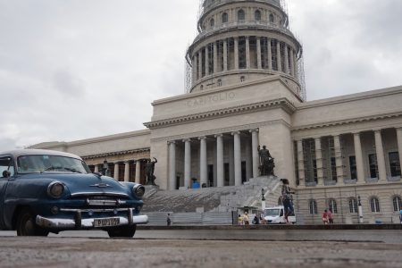 Samochody Kuba - amerykański oldtimer przed kubańskim Kapitolem