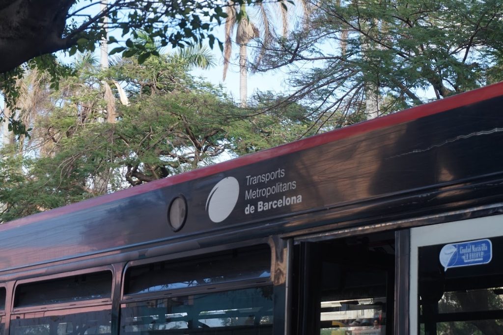 Jeżdżące po ulicach Hawany autobusy prosto z Barcelony.