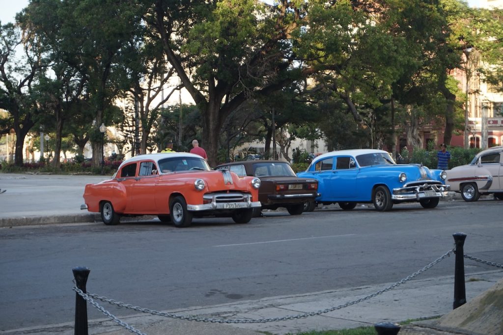 Samochody na Kubie - mieszkana amerykańskich oldtimerów i radzieckiej motoryzacji