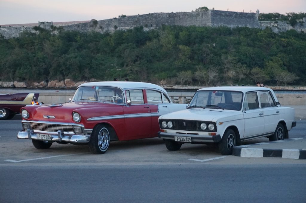 Samochody na Kubie - amerykańskie oldtimery kontrastujące z radzieckimi pojazdami
