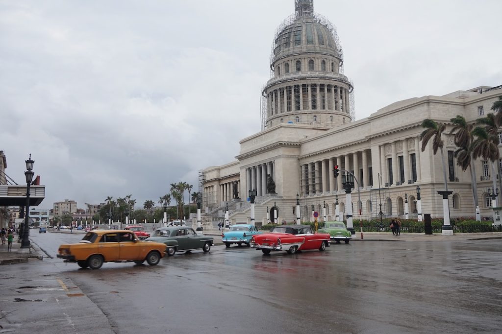 Kubańskie samochody pod budynkiem Kapitolu