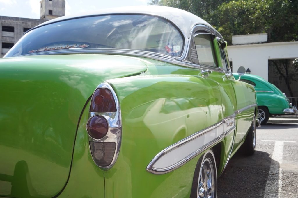 Kubańskie samochody wyróżniają się stylem i kolorem karoserii