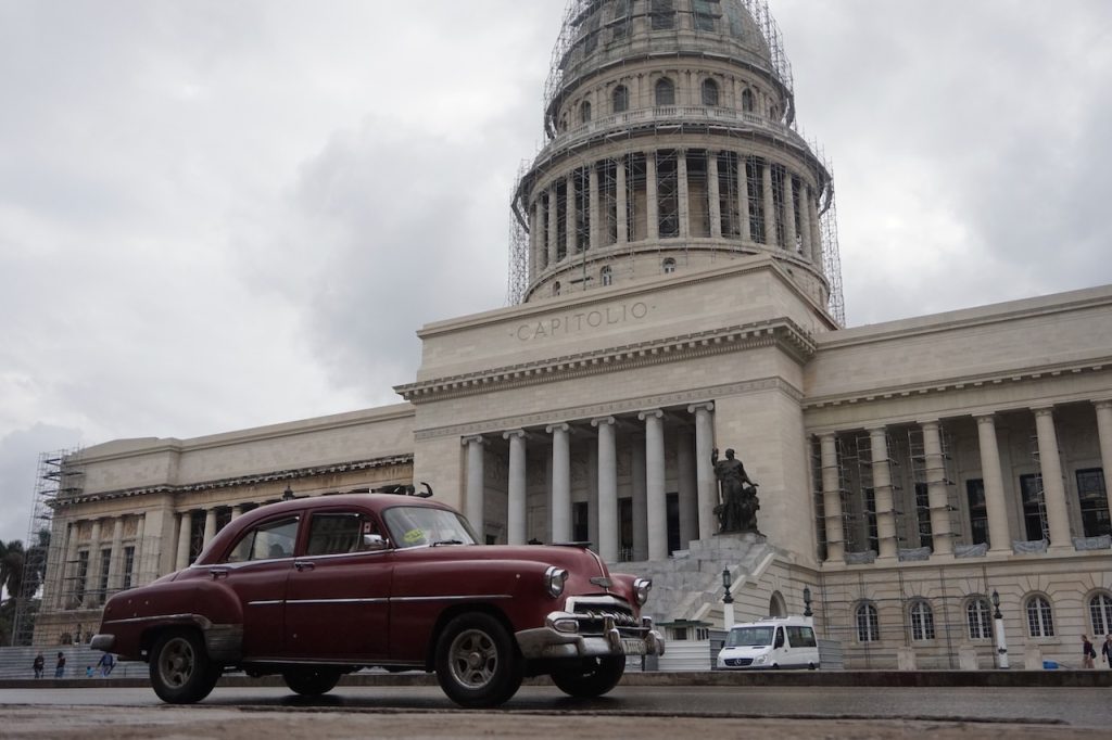 Amerykański oldtimer pod Kapitolem