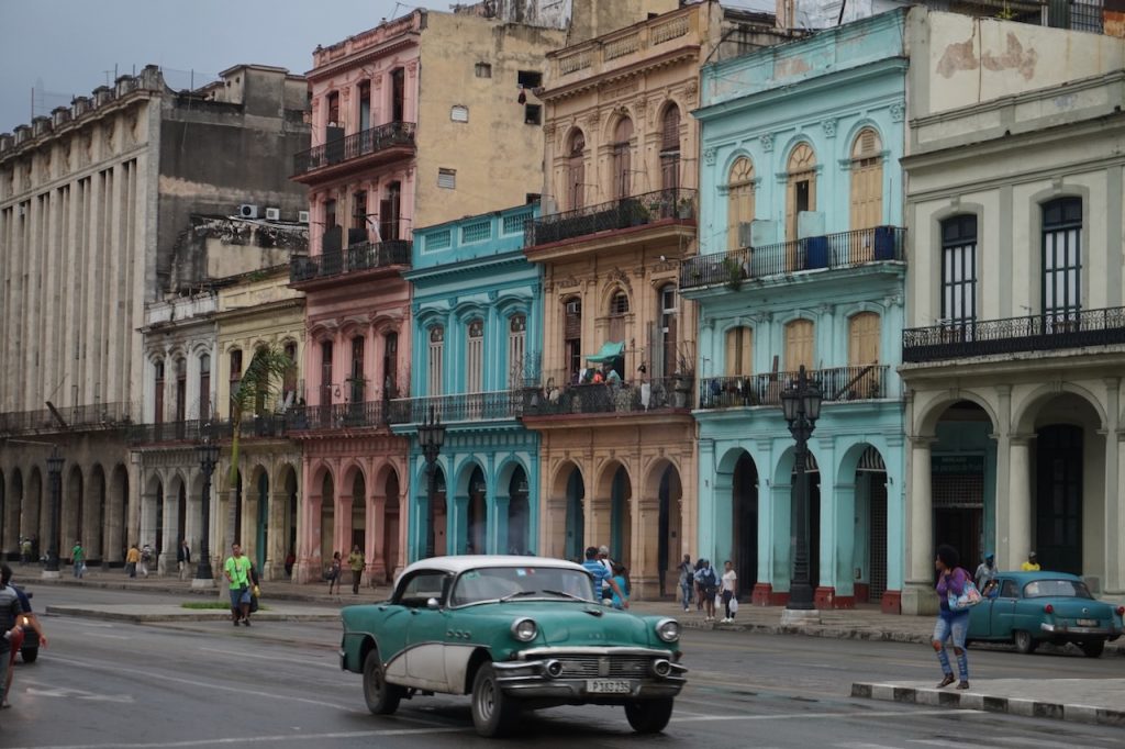 Stylowe samochody w centrum Hawany współgrają z kolorowymi kamienicami stolicy