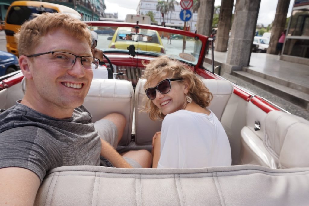 Obowiązkowy punkt wizyty w Hawanie - przejażdżka amerykańskim kabrioletem z lat 50'