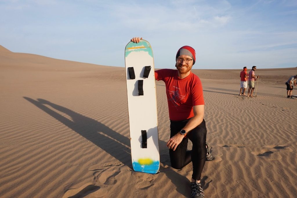 Sandboarding w Oazie Huacachina w Peru