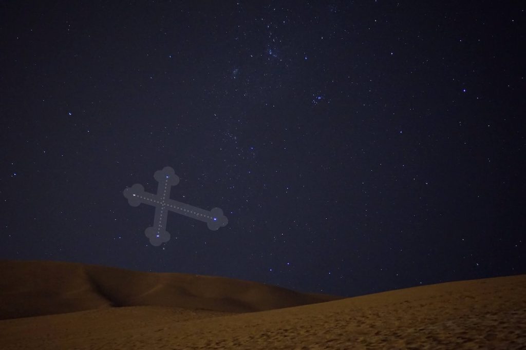 Krzyż Południa na gwiaździstym niebie nad Oazą Huacachina w Peru