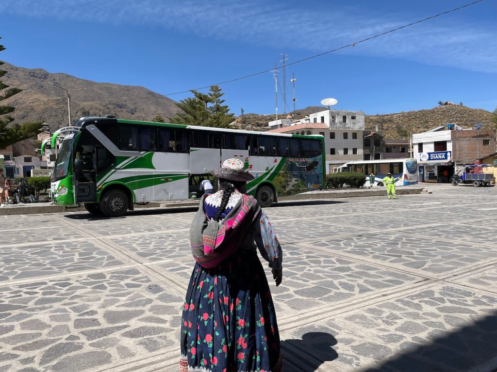 Główny plac w Cabanaconde - autobus powrotny do Arequipy