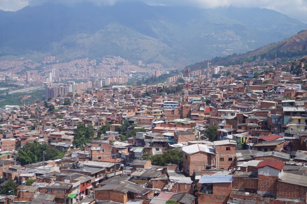 Widok na biedniejsze dzielnice Medellin