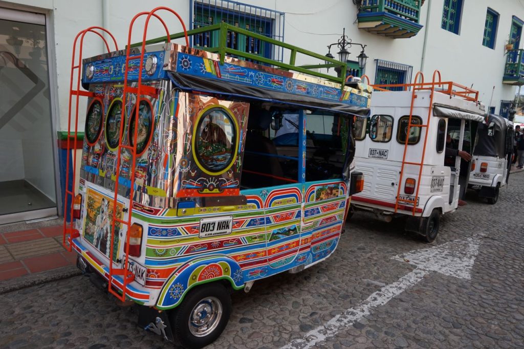 Kolorowy tuktuk w Guatape