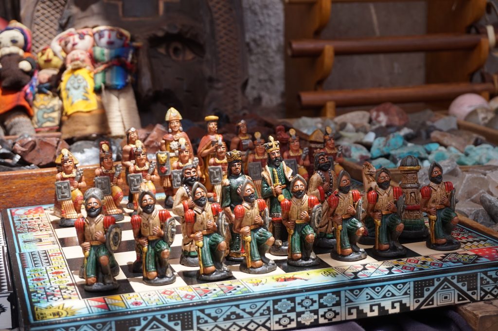 Rzeźbione szachy Inkowie kontra Hiszpanie - jedna z ciekawszych pamiątek w Peru