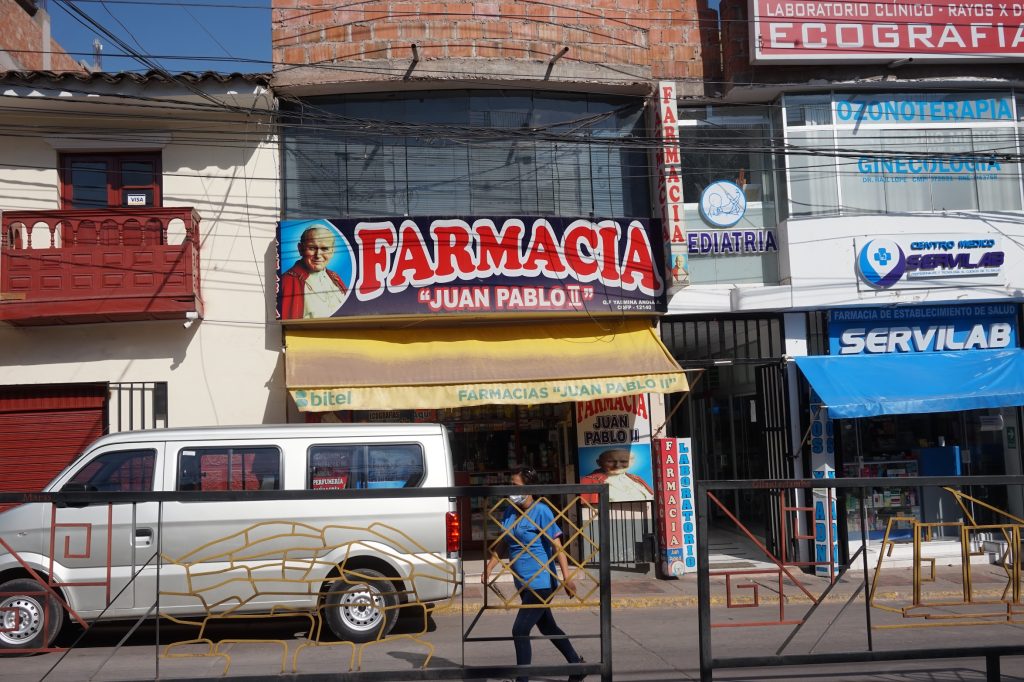 Apteka... Jana Pawła II w miejscowości Urubamba w Peru