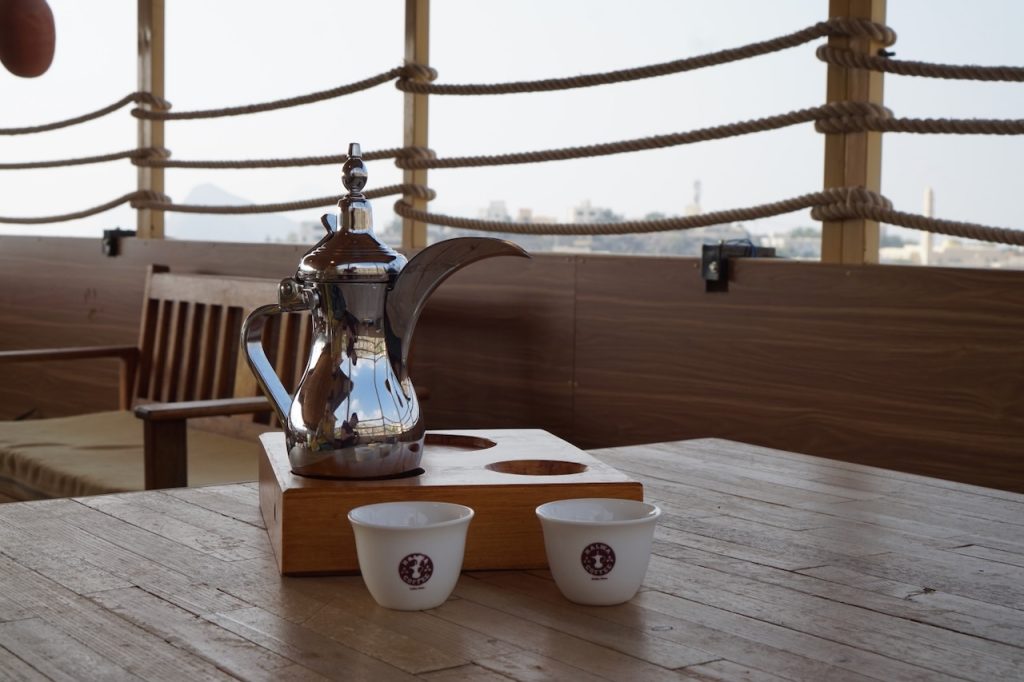 Omańska kawa z kardamonem i szafranem