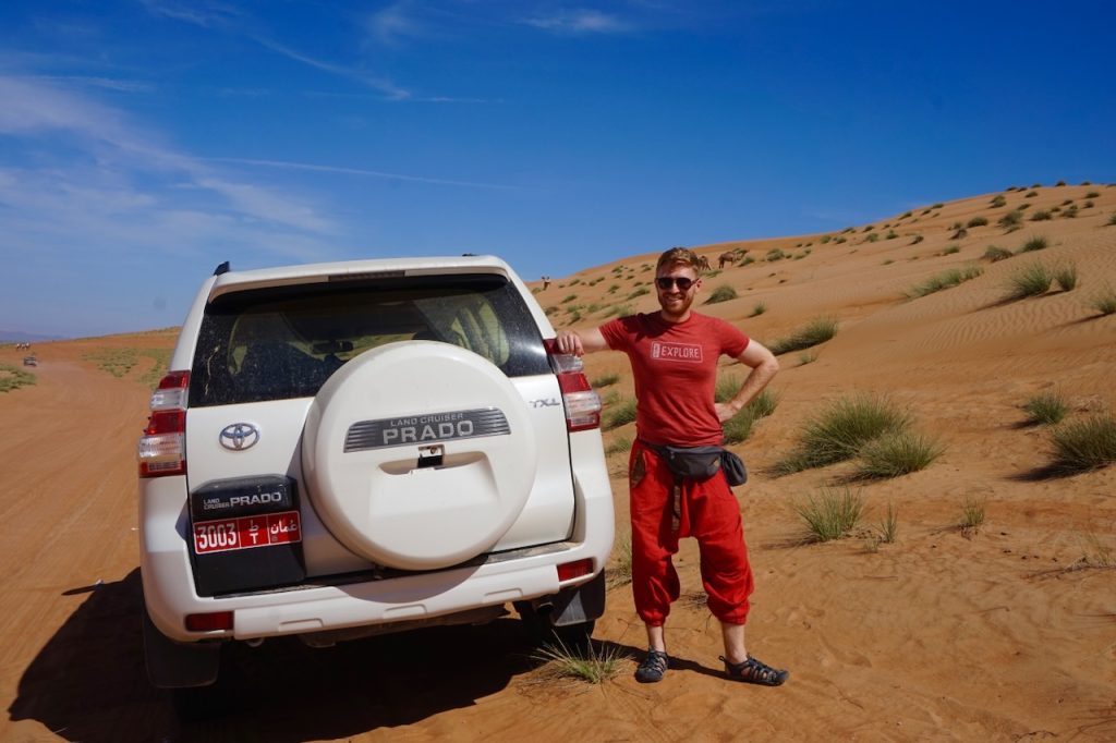 Offroad na pustyni Wahiba Sands (a w tle wielbłądy!)