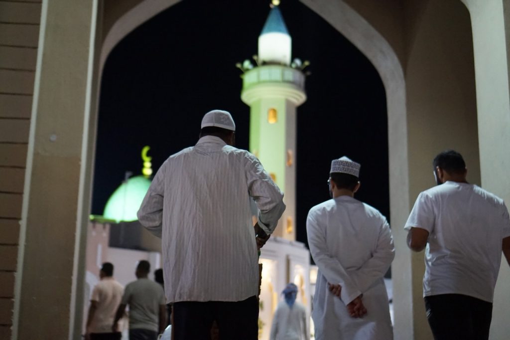 Omańczycy a w tle Maskat nocą