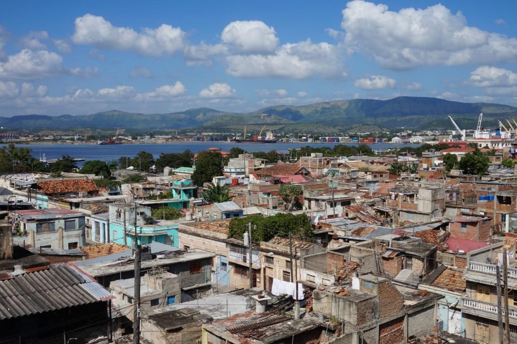 Widok na port w Santiago de Cuba