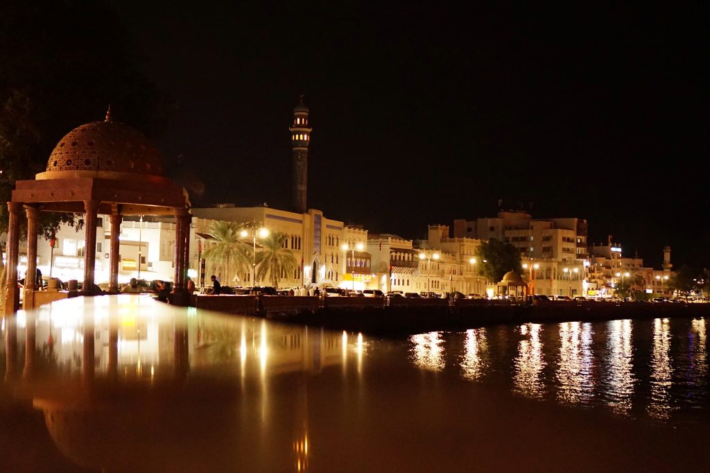 Promenada Mutrah Corniche w Maskacie wieczorową porą