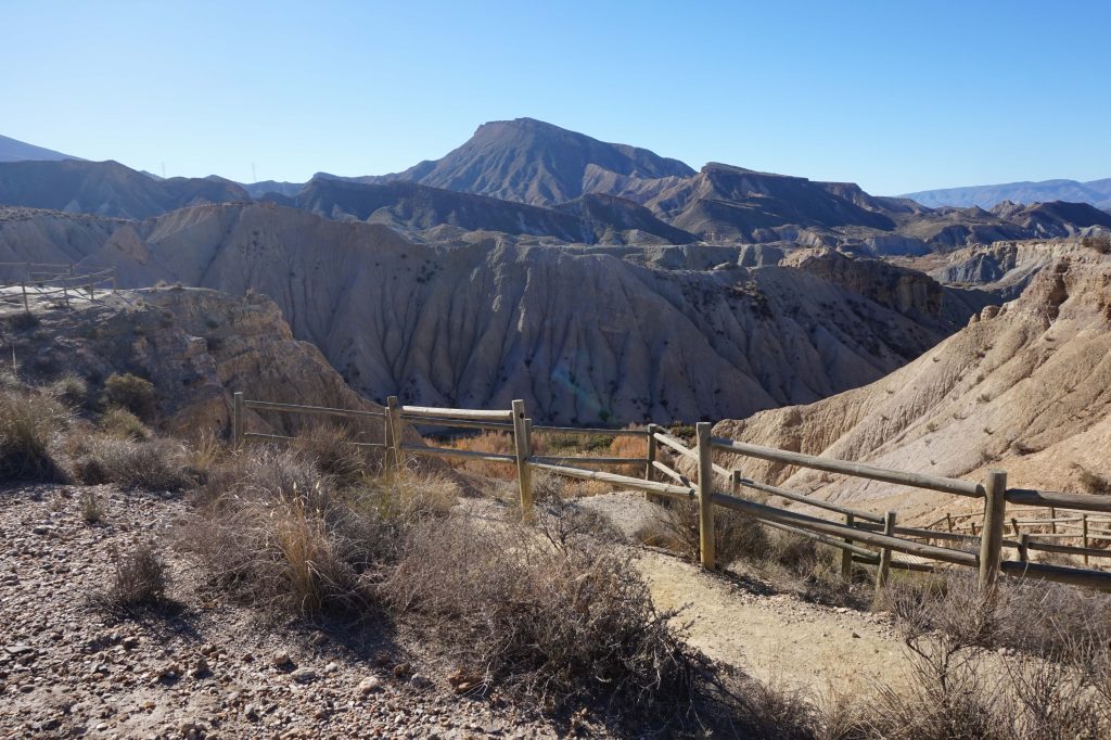 Punkt widokowy na dzikie wąwozy i góry pustyni Tabernas w Hiszpanii