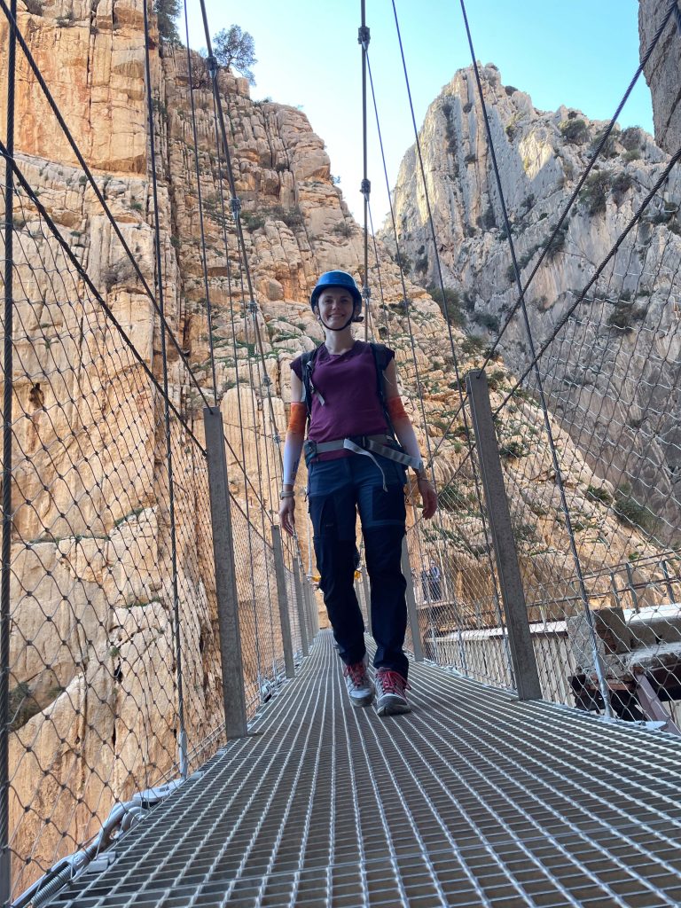 Aga przemierza spektakularny wiszący most w Caminito del Rey