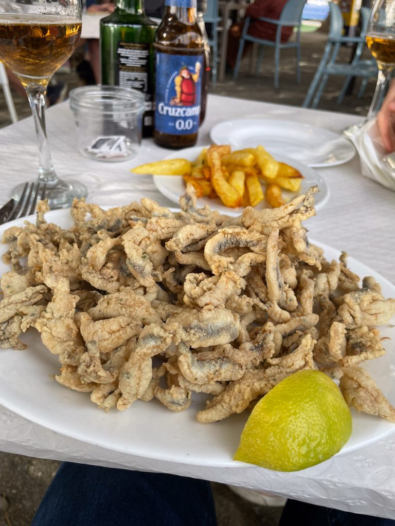Andaluzyjskie boquerones fritos - smażone sardele z cytryną i frytkami