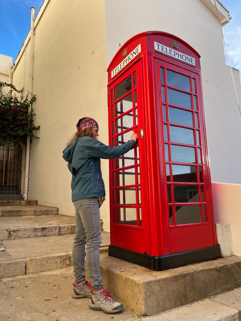 Brytyjski akcent Gibraltaru - Aga i kultowa czerwona budka telefoniczna