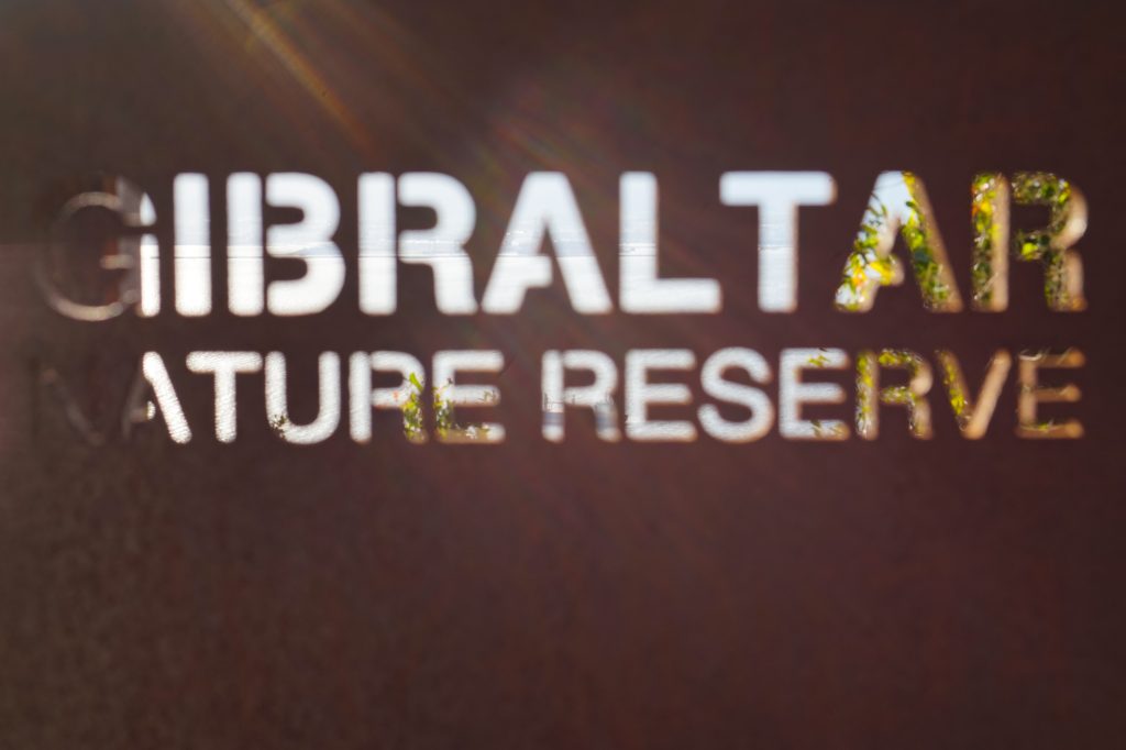 Tablica powitalną rezerwatu przyrody Gibraltar Nature Reserve