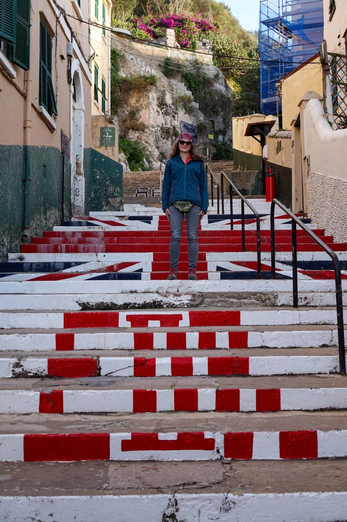 Aga na charakterystycznych schodach pomalowanych flagą w Gibraltarze
