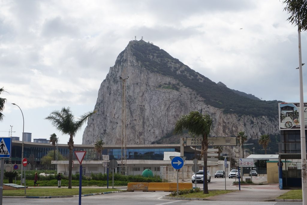 Imponująca Skała Gibraltarska górująca nad miastem w pochmurny dzień