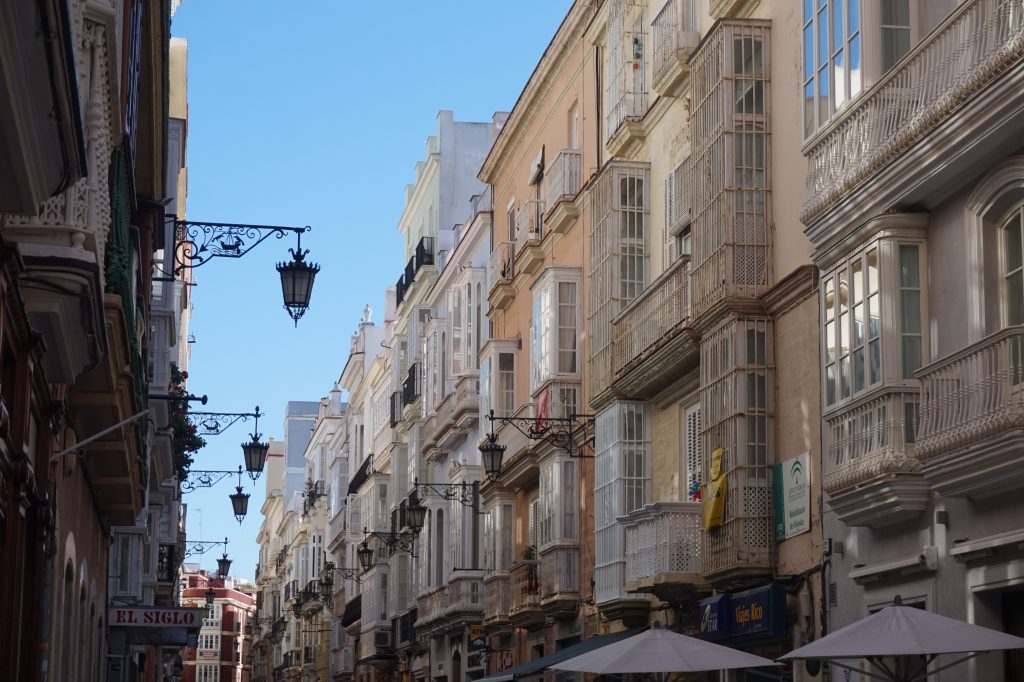 Spacer między kamienicami starego miasta w Kadyksie, Hiszpania