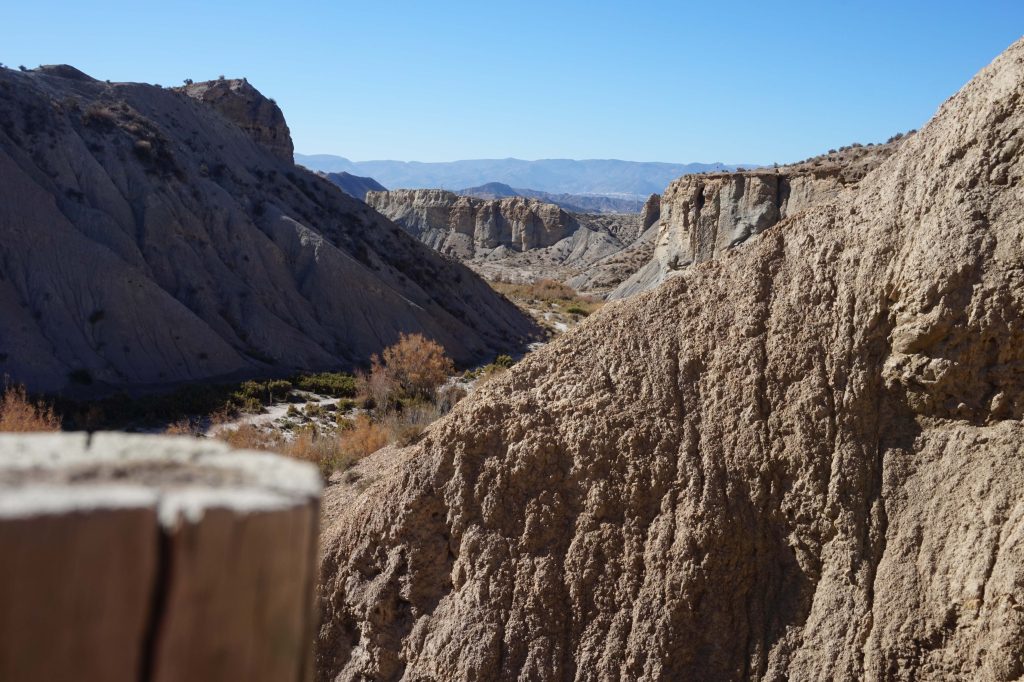 Surowe piękno pustyni Tabernas wśród górskich formacji skalnych
