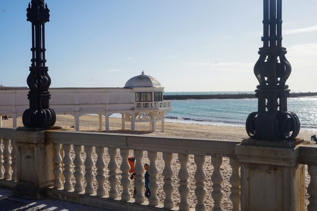 Widok na plażę La Caleta i pawilon kąpielowy w Cádiz o poranku