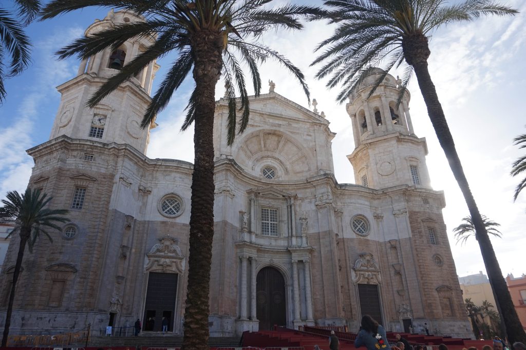 Majestatyczna fasada katedry w Cadiz w otoczeniu palm andaluzyjskich