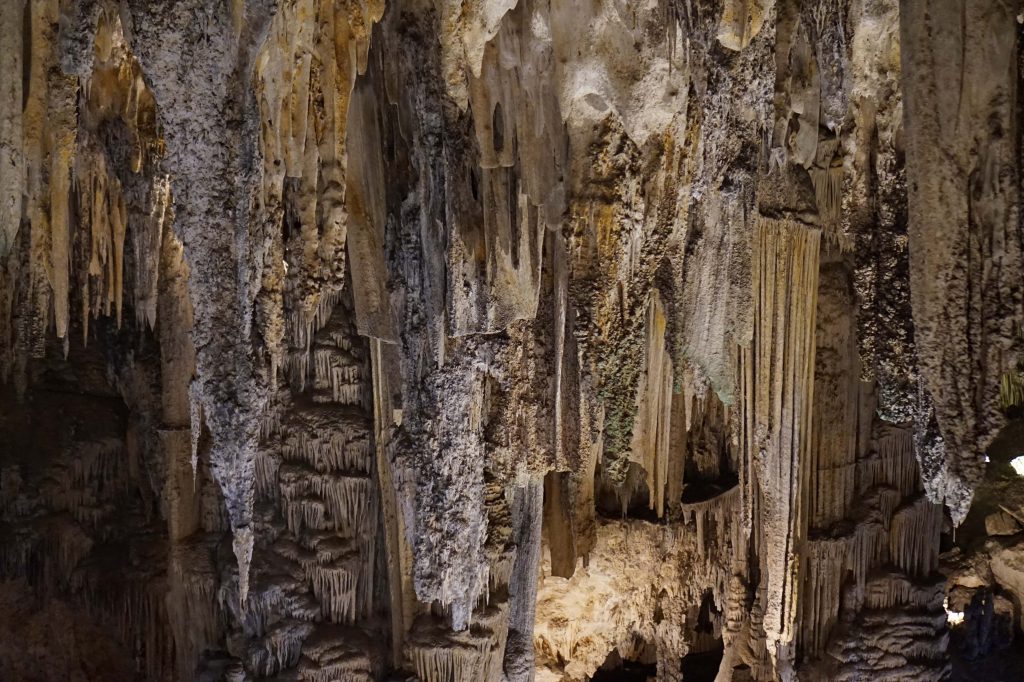 Spektakularne formacje skalne w słynnej Cueva de Nerja w Hiszpanii