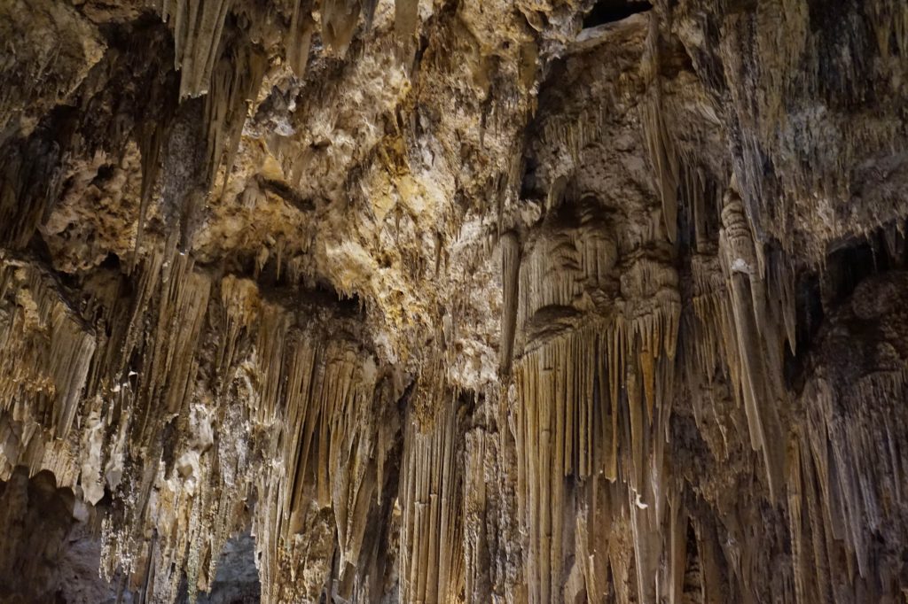 Fascynujące formacje skalne w jaskini Cueva de Nerja w Hiszpanii