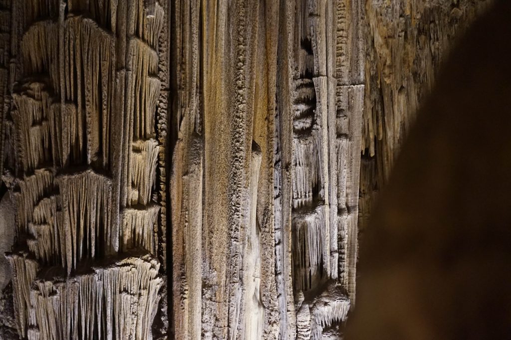 Niesamowite formacje skalne w jaskini Cueva de Nerja w Hiszpanii