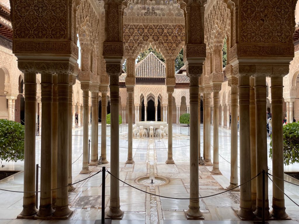 Mauretańskie piękno Dziedzińca Lwów w Alhambrze w Grenadzie