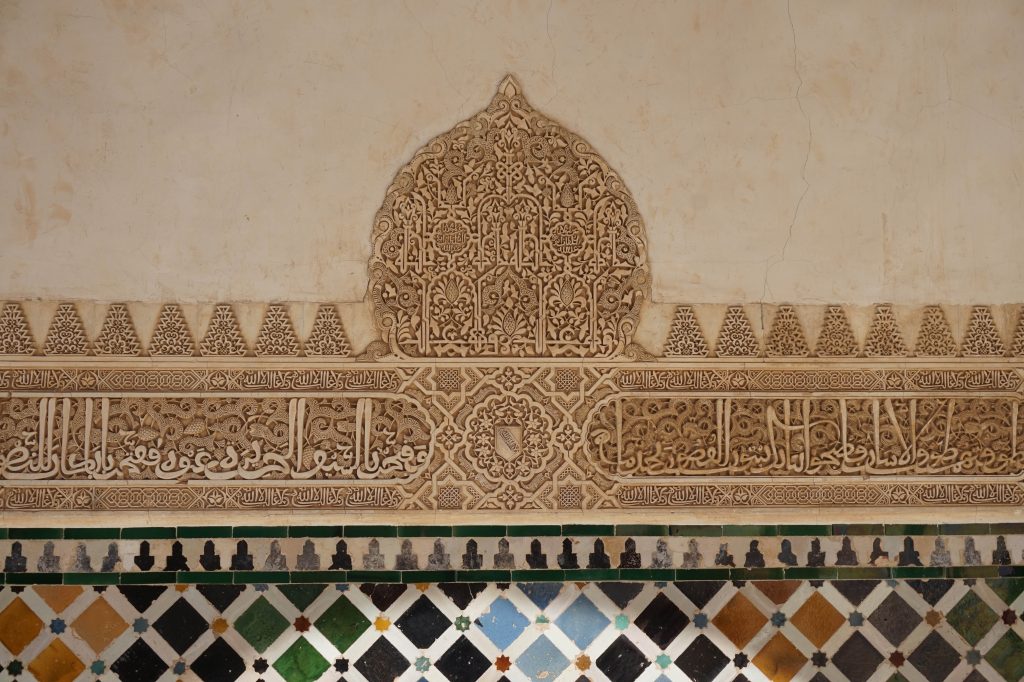 Wspaniałe mauretańskie zdobienia ścian pałacu Alhambra w Granadzie