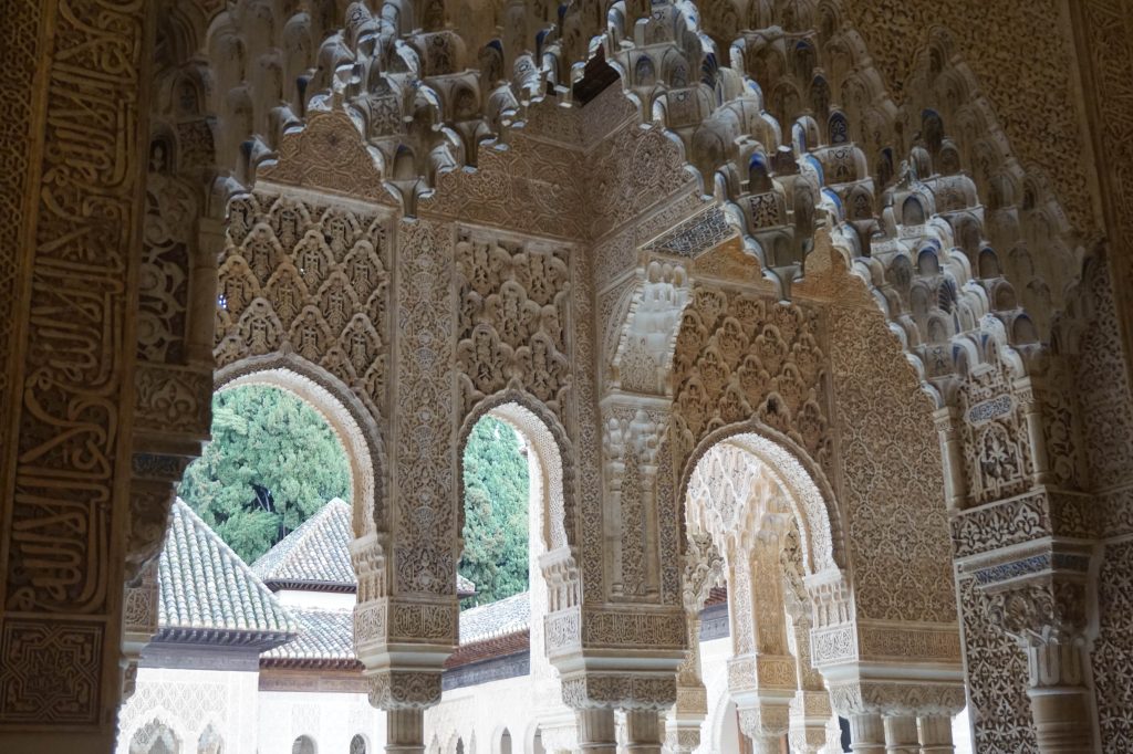 Zachwycające zdobienia mauryjskie w kompleksie Alhambra w Granadzie