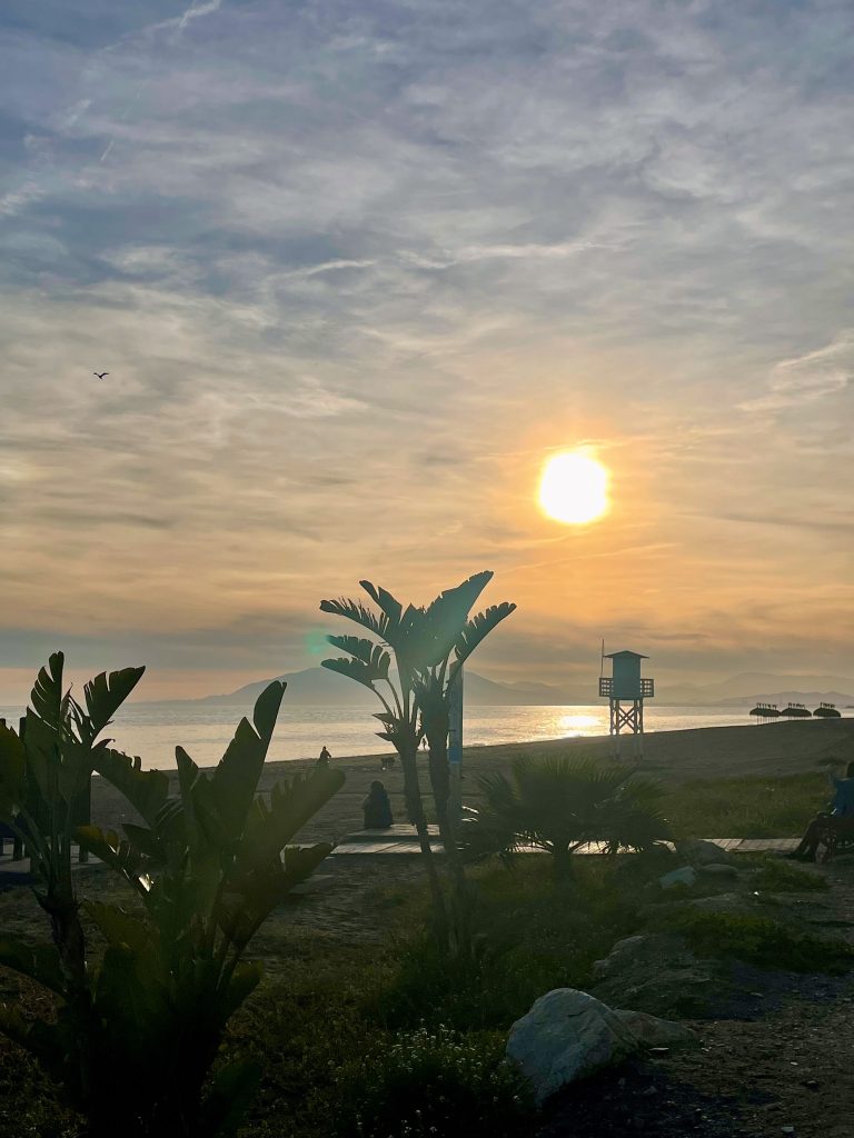 Złoty zachód słońca nad Morzem Śródziemnym w Andaluzji