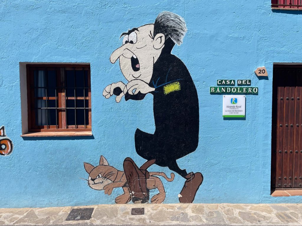 Kolorowy mural z postaciami Smerfa na Casa del Bandolero w Juzcar