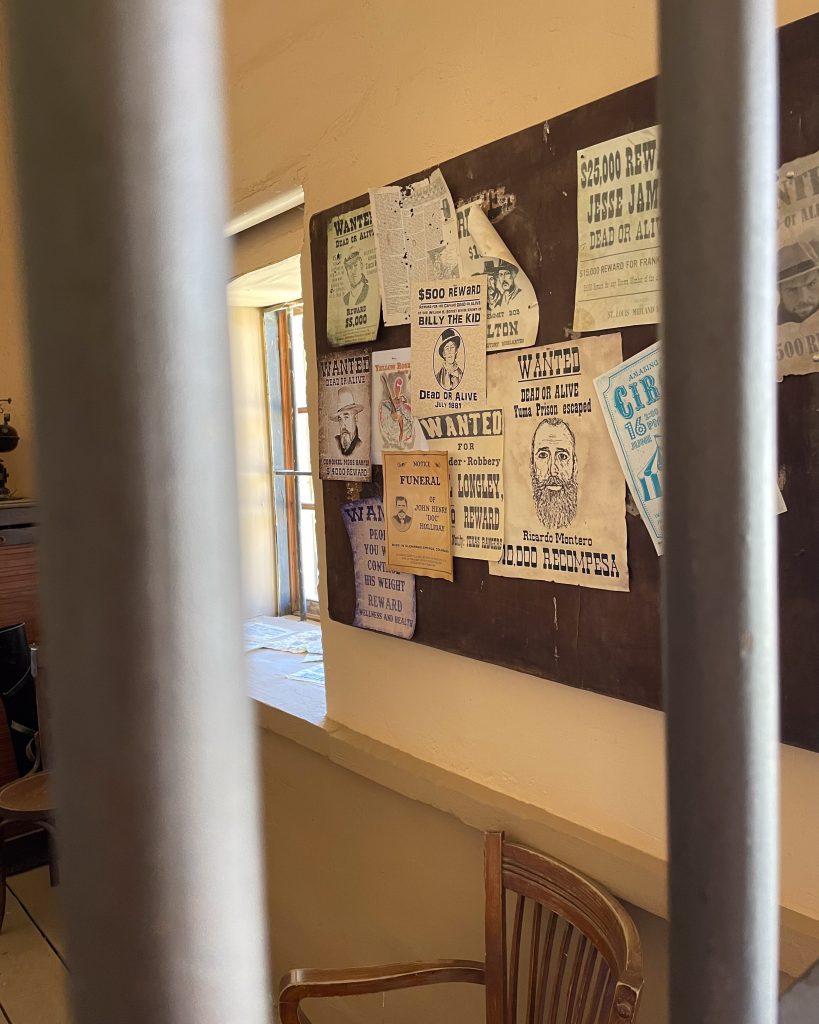 Ściana pełna plakatów "Wanted" w miasteczku westernowym Tabernas