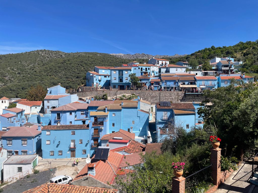 Panorama charakterystycznych niebieskich domów w andaluzyjskim Juzcar