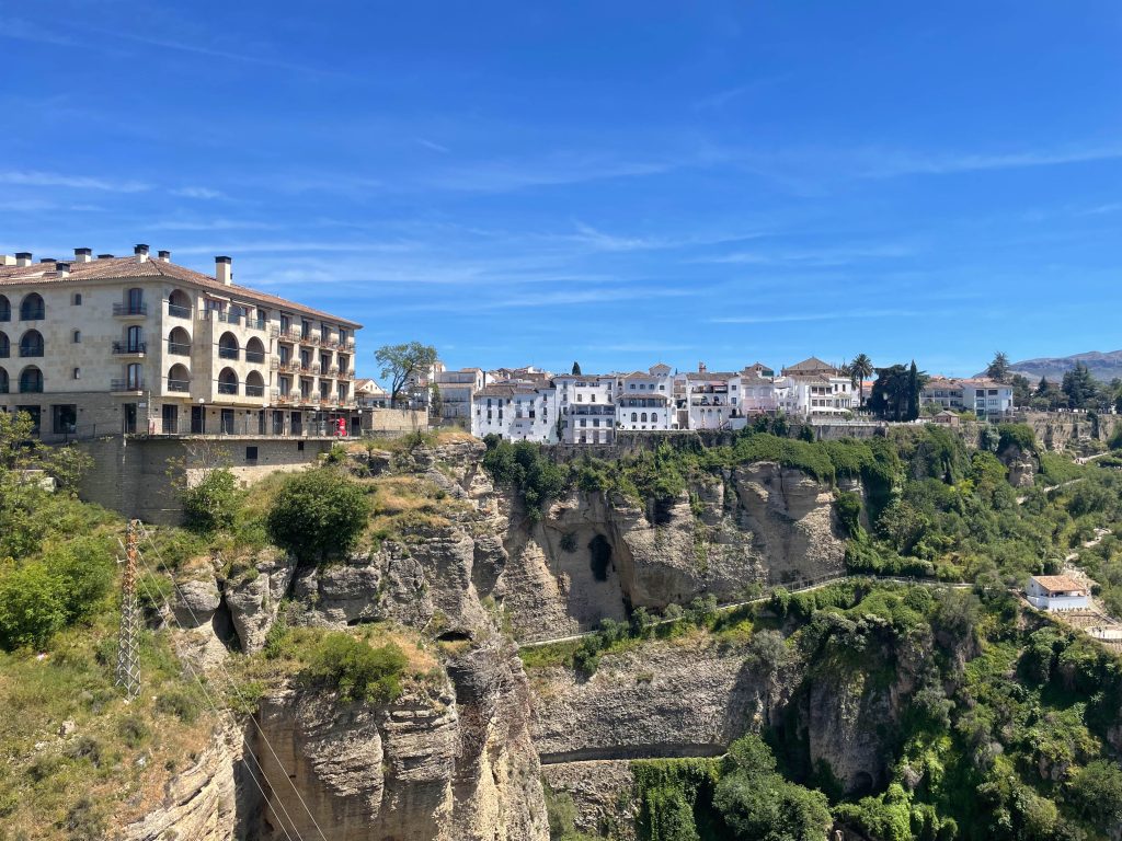 Białe domy na krawędzi przepaści - malownicza Ronda w Andaluzji
