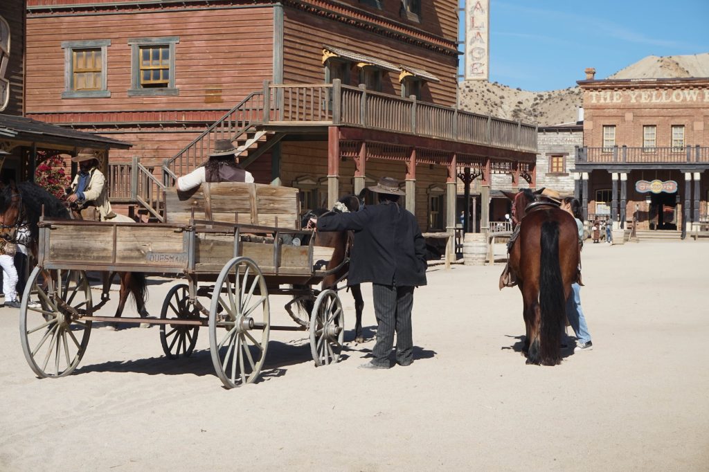 Kowboje i dyliżans w westernowym miasteczku Fort Bravo w Tabernas
