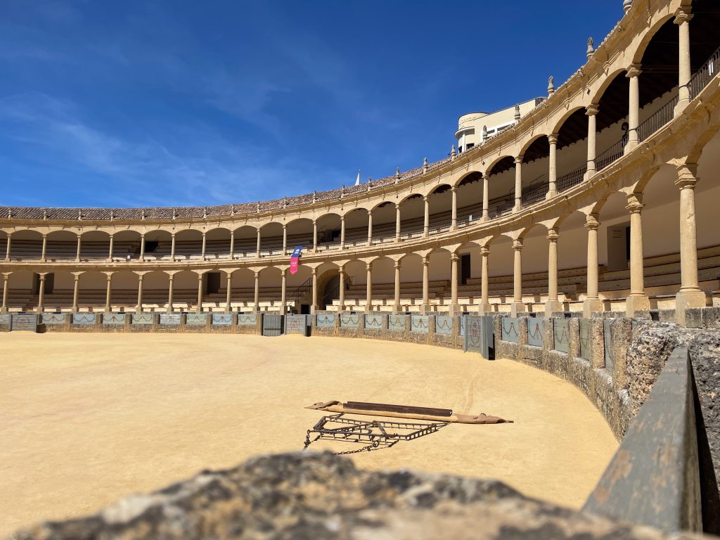 Spacer po arenie dla byków w historycznej Rondzie w Hiszpanii
