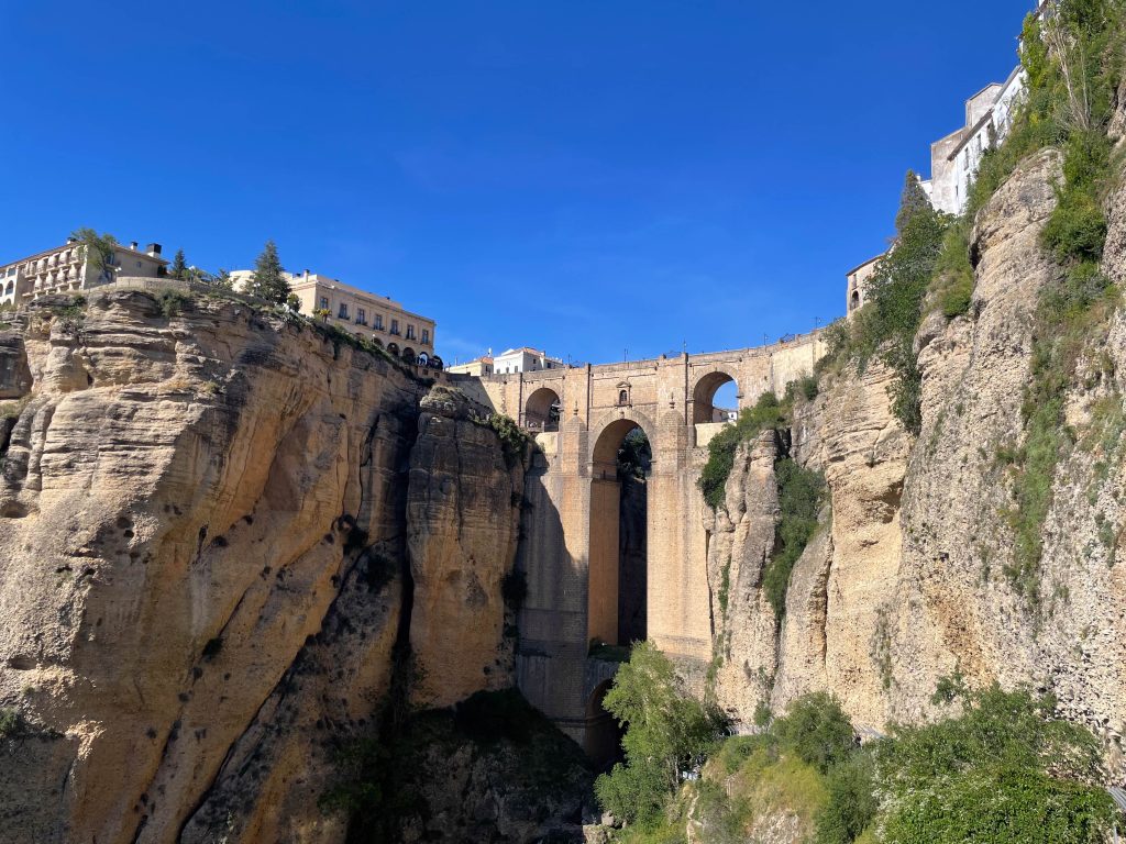 Majestatyczny most Puente Nuevo nad wąwozem El Tajo w Rondzie, Hiszpania