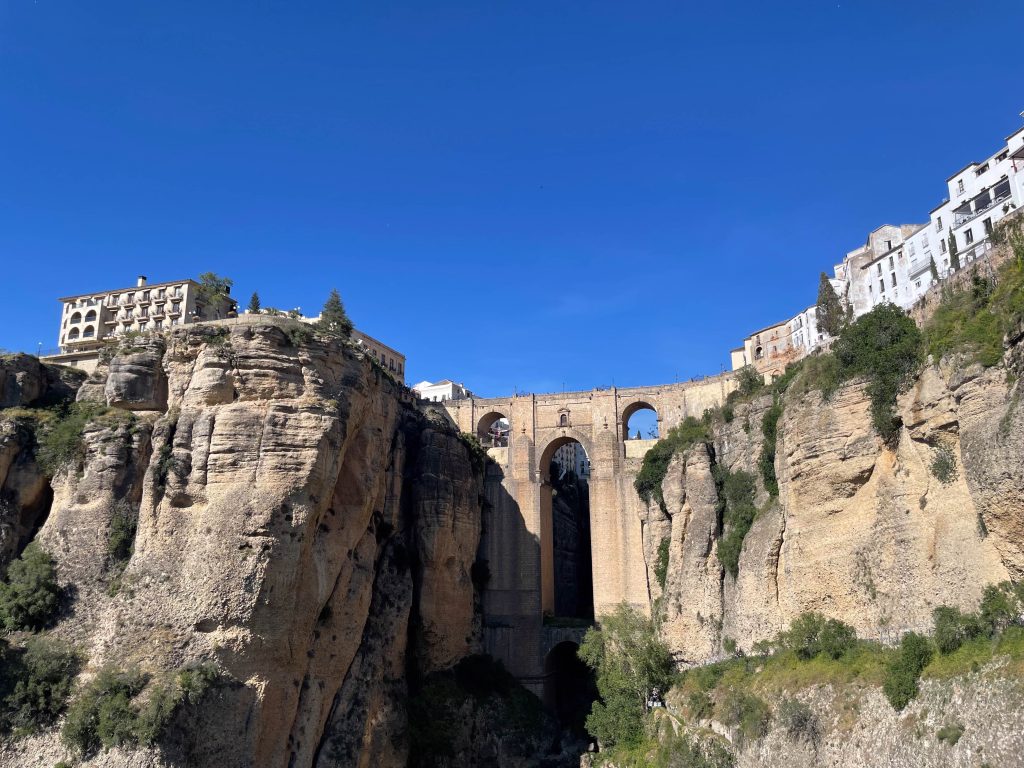 Dramatyczny wąwóz El Tajo i słynny most Puente Nuevo w Rondzie