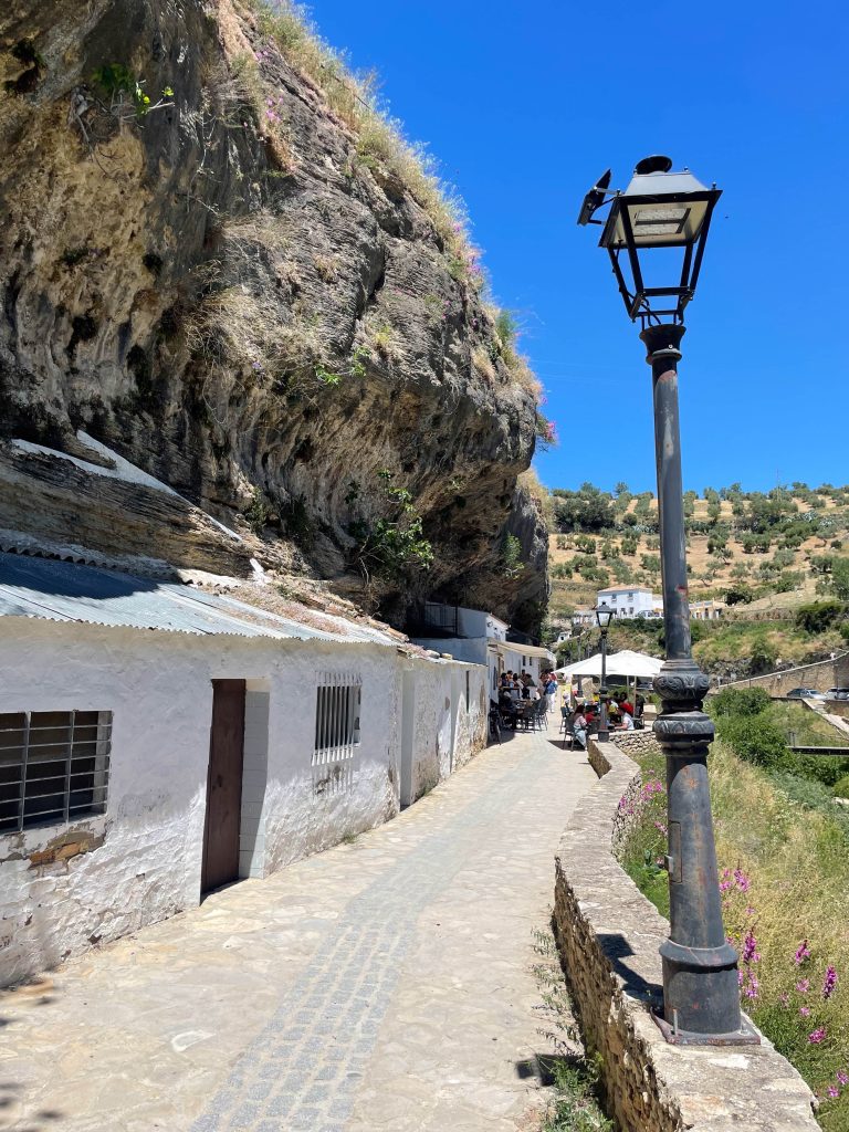 Skalne domy w Setenil de las Bodegas, Hiszpania