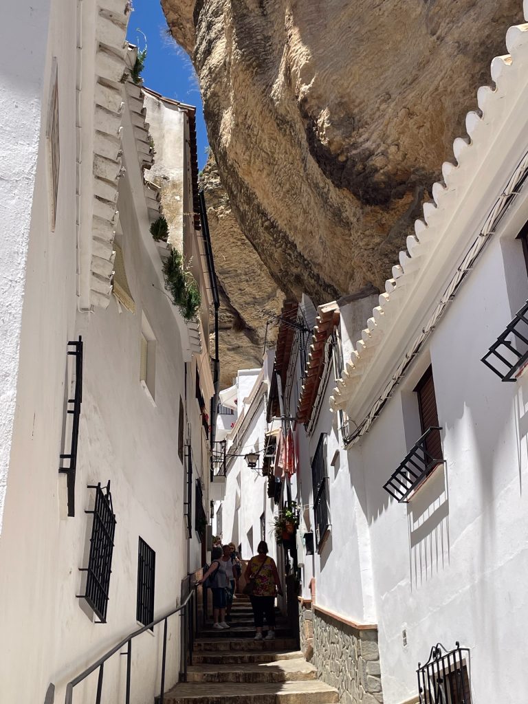 Białe domy wkomponowane w skały w Setenil de las Bodegas w Hiszpanii